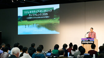 リジェネラティブ・オーガニック・カンファレンスで、水田稲作システムをテーマとした講演を聴く参加者。